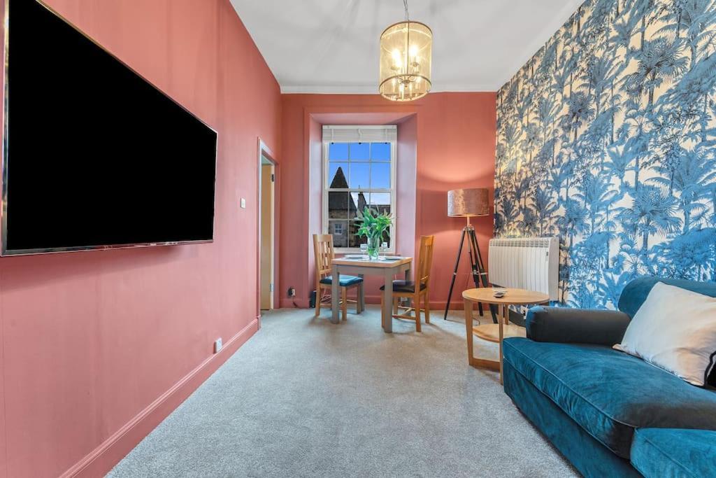 Boutique Modern Royal Mile Apartment Sleeps 4 Edinburgh Exterior photo