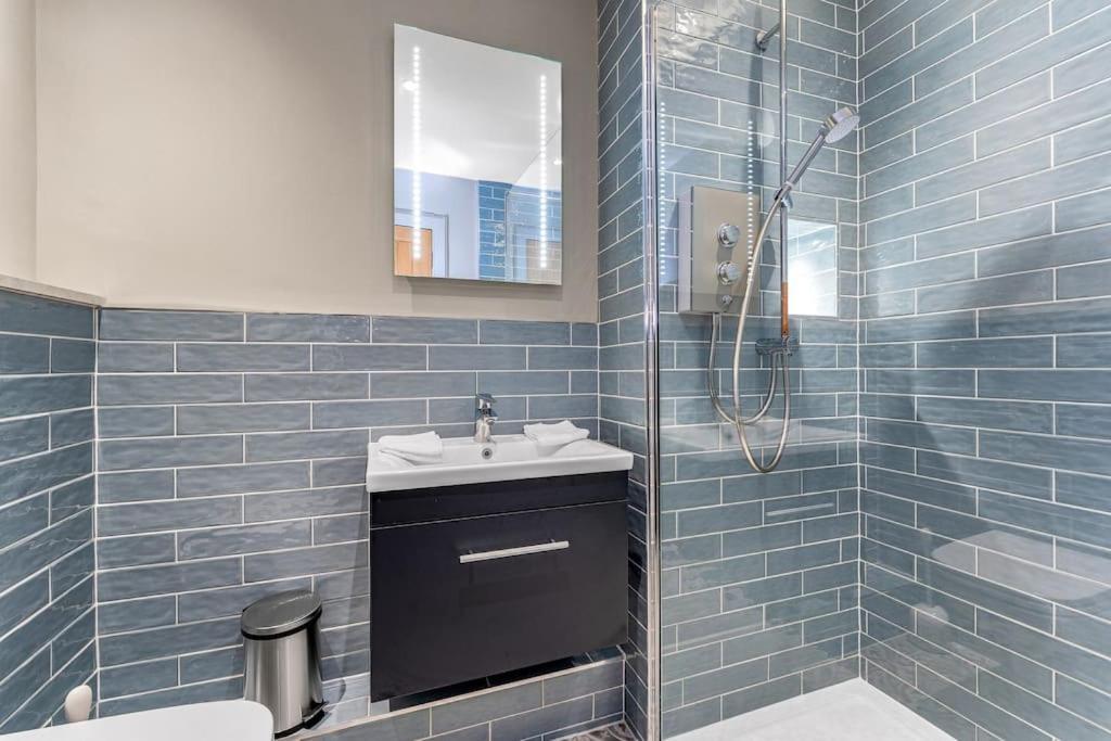 Boutique Modern Royal Mile Apartment Sleeps 4 Edinburgh Exterior photo
